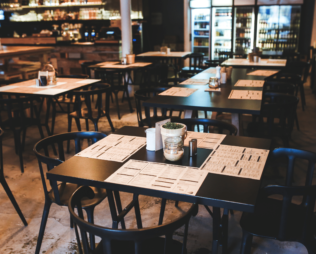 A photo of a restaurant dining room