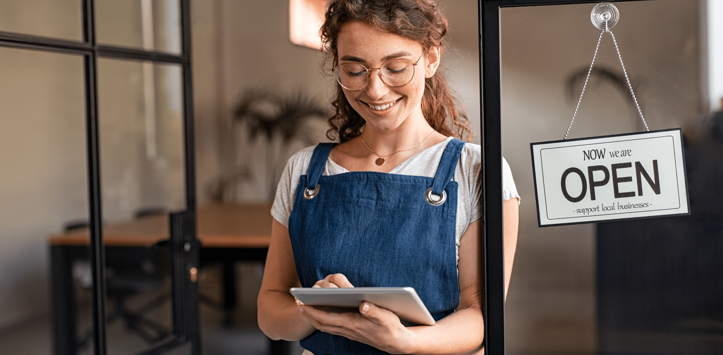 Woman restaurant worker using a BYOD with Grubhub